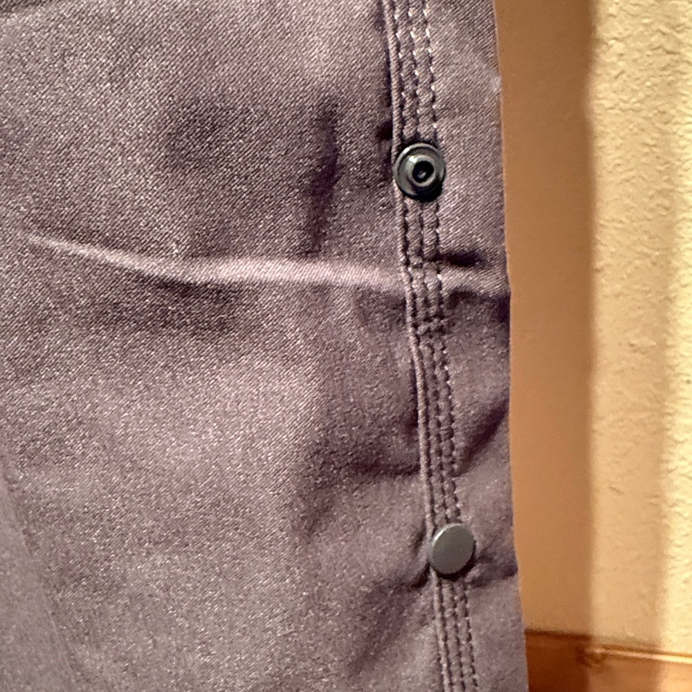 Men’s cargo hiking pants size 42x32 charcoal gray super stretch tapered leg $95 - Picture 8 of 14